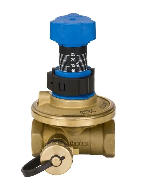 Danfoss-Regelventil mit Einstellskala und Druckanzeige. Kompakte Bauform mit Anschluss für Rohrleitung. Entriegelungsmechanismus am Handgriff sichtbar.