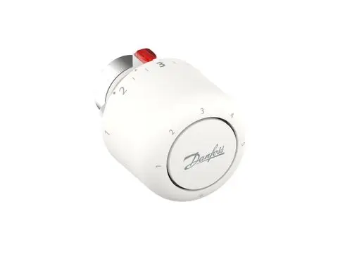 Thermostatkopf in Weiß mit Skala von 1 bis 5 und rotem Regler. Logo der Marke Danfoss auf der Vorderseite.
