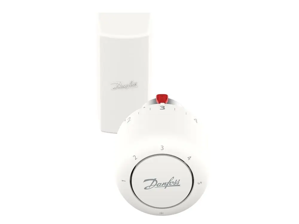 Weißer Thermostatkopf von Danfoss, rund mit Skala von 1 bis 5. Oben rotes Einstellrad. Hinter einem Serviceelement in gleicher Farbe.
