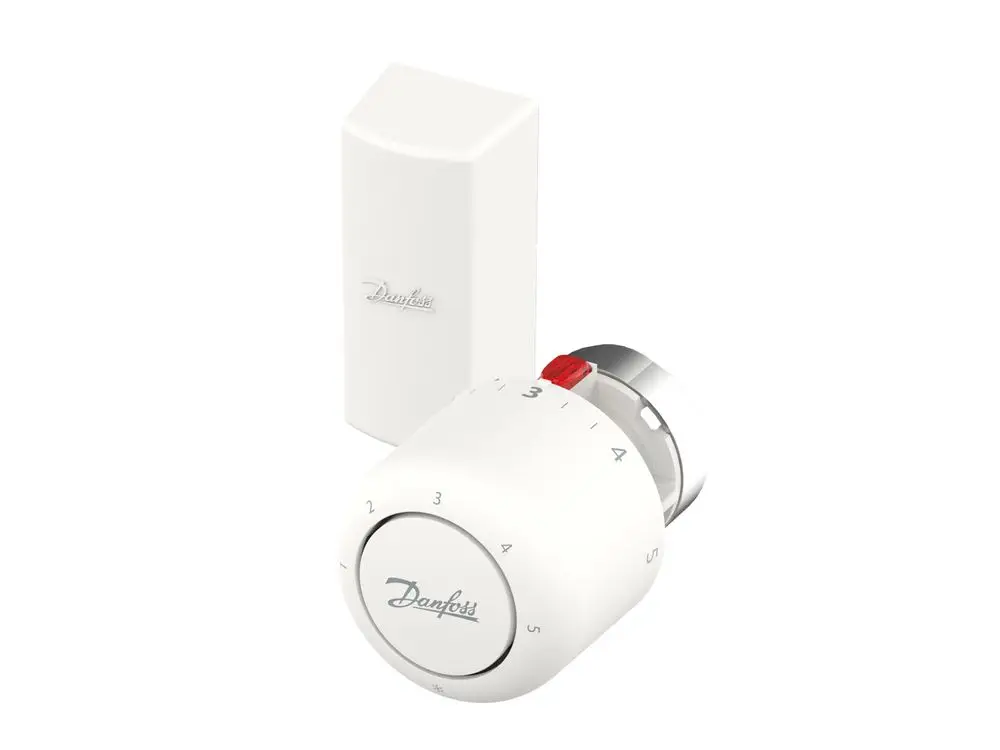 Weißer Thermostatkopf mit Skala von 1 bis 5 und rotem Einstellknopf. Montiert auf einem grauen Serviceelement. Beide Teile sind mit dem Logo von Danfoss gekennzeichnet.