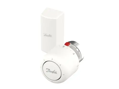 Weißer Thermostatkopf mit Skala von 1 bis 5 und rotem Einstellknopf. Montiert auf einem grauen Serviceelement. Beide Teile sind mit dem Logo von Danfoss gekennzeichnet.