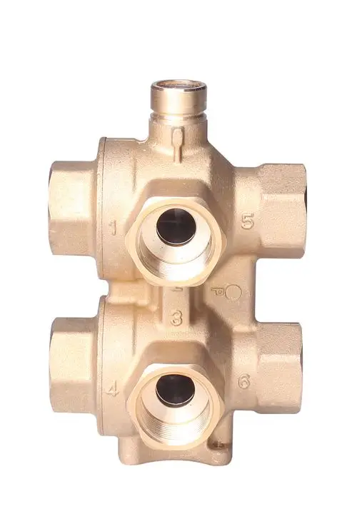 Motorumschaltventil von Danfoss in Goldfarbe mit mehreren Anschlussmöglichkeiten zur Umschaltung zwischen Heiz- und Kühlkreislauf. Ansicht von der Vorderseite.