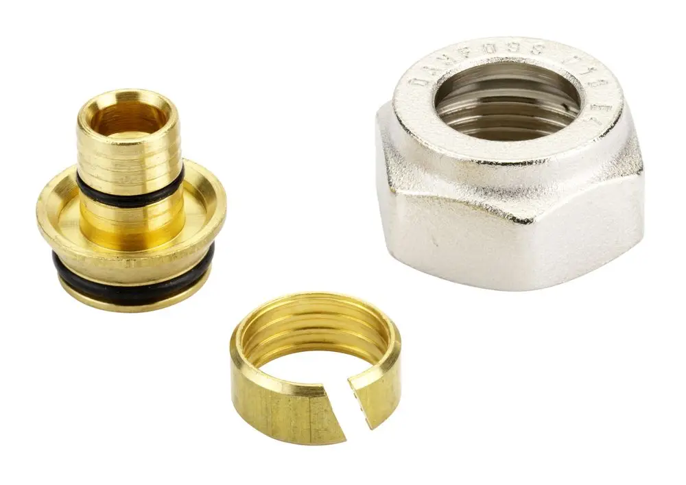 Drei Klemmverbinder aus Messing und Metall, darunter ein gewinderter Anschluss von Danfoss und eine Splitter-Muffe zur Verbindung von Kunststoffrohren.