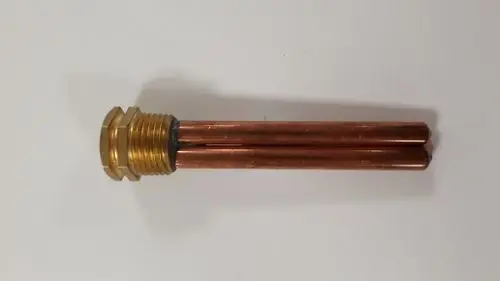 Kupfer-Tauchhülse mit einer goldenen Gewindeverbindung, geeignet für Danfoss Ventile. Zeigt zwei parallele Rohre, die vom Anschluss abgehen.