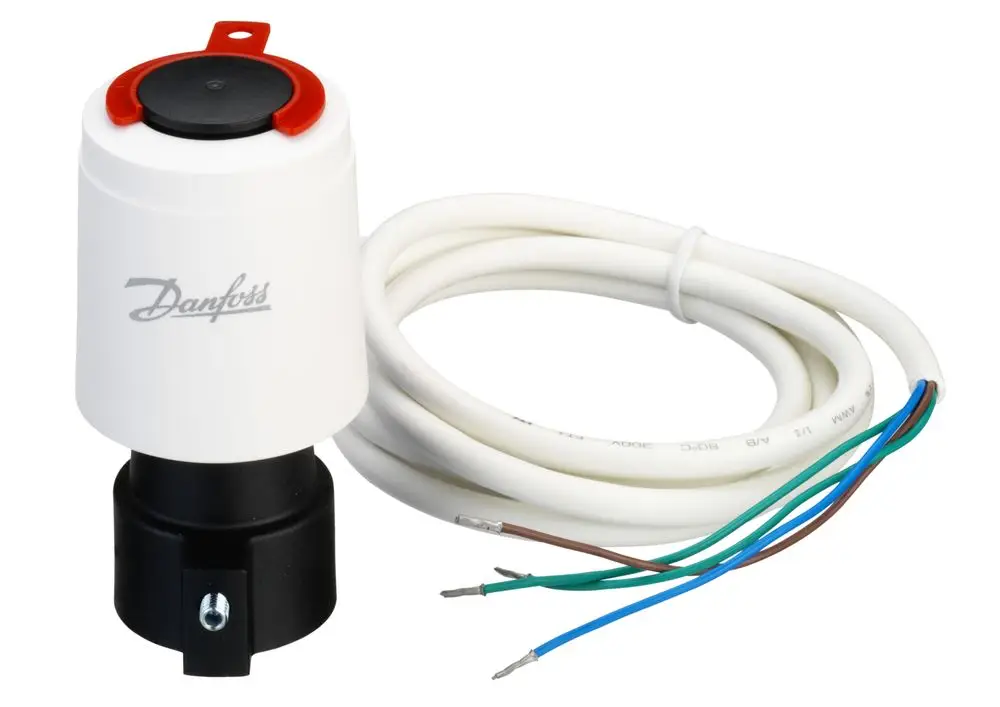 Weißer Danfoss Stellaturm mit rotem Druckknopf und Kabeln in verschiedenen Farben. Der Anschluss ist für ein RA-Gehäuse vorgesehen.
