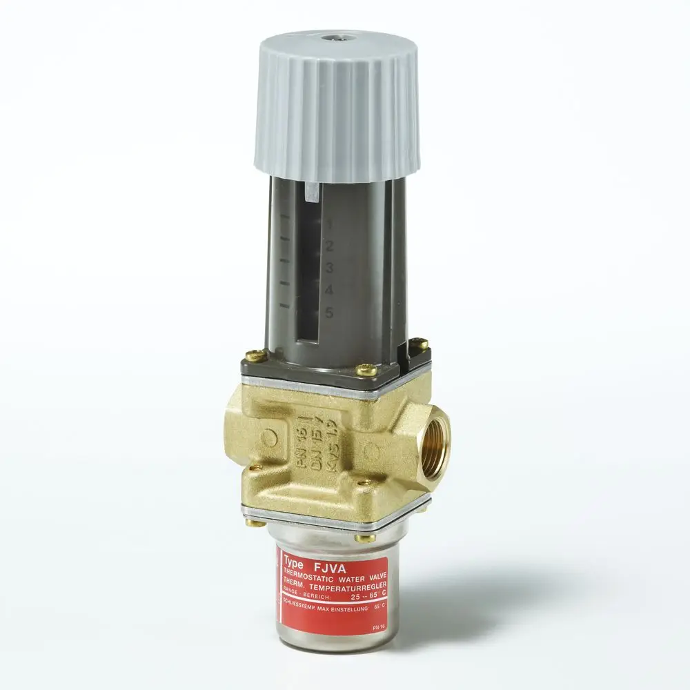 Thermostatisches Ventil von Danfoss mit grauem oberen Teil, transparenter Anzeige und goldfarbener Unterseite, eingesetzt in Heizungs- und Warmwasseranwendungen.