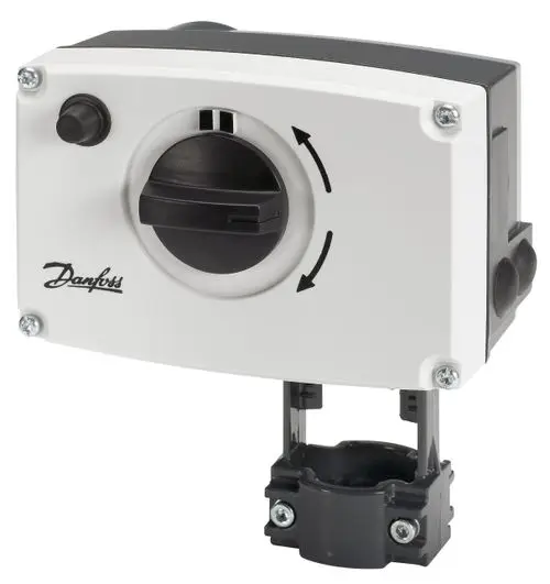 Danfoss elektrischer Stellantrieb mit drehbarem Regler und Anschluss für eine DN15-50 Anwendung, montiert auf einem Halter.
