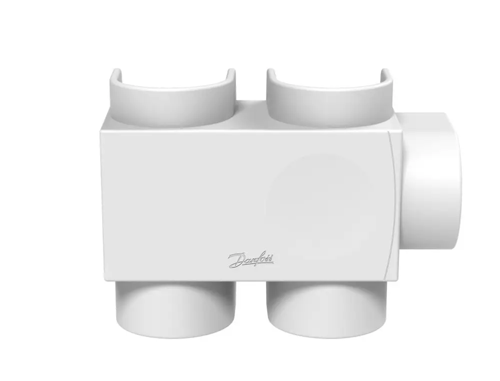 Weißer Kunststoffkörper mit zwei Öffnungen oben und einer seitlichen, beschriftet mit "Danfoss", geeignet für Heizkörperinstallationen.