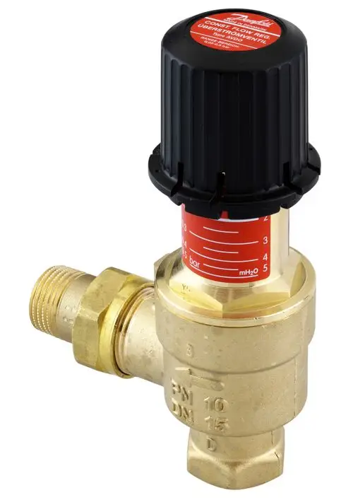 Überströmventil von Danfoss mit einem Druckregler, ausgestattet mit einem schwarz-roten Einstellknopf und Messskala zur Druckanzeige. Gehäuse aus Messing mit Gewindeanschluss.