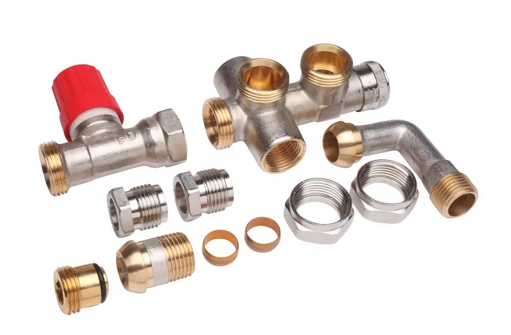 Danfoss Steigrohrventil-Set mit verschiedenen Metallanschlüssen und einer roten Einstellkappe. Enthält mehrere Gewindeverbindungsstücke.