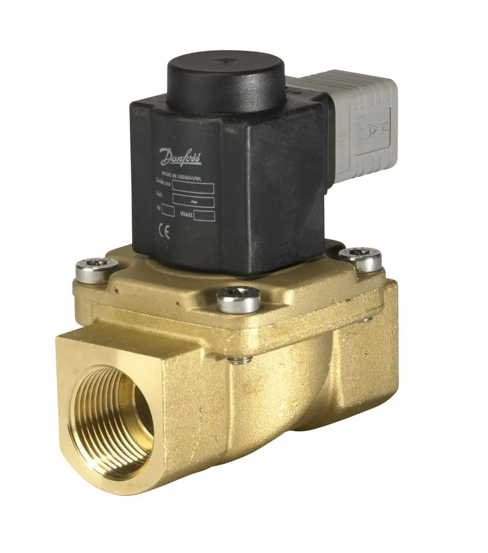 Magnetventil von Danfoss mit einem schwarzen Elektromagneten auf einem goldfarbenen Gehäuse und einem Anschluss mit Innengewinde, geeignet für die Steuerung von Flüssigkeitsströmen.