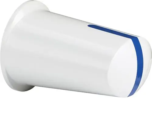 Weißer Knopf mit blauer Markierung, möglicherweise ein Ersatzteil von Stiebel Eltron, zur Verwendung in einem Gerät. Angeschlossen an einer Wandhalterung.