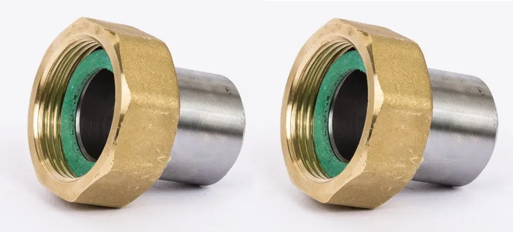Anschweißendenset mit einem gewändelten Teil in Messing und einem glatten Teil in Metall, hergestellt von Danfoss, in einer zweigeteilten Ausführung.