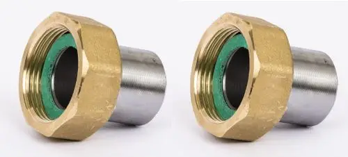 Anschweißendenset mit einem gewändelten Teil in Messing und einem glatten Teil in Metall, hergestellt von Danfoss, in einer zweigeteilten Ausführung.