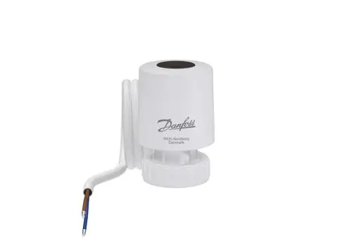 Weißer Stellantrieb von Danfoss mit kurzem Kabel, zylindrischer Form und einer Halterung unten, geeignet für Heizungssteuerungssysteme.