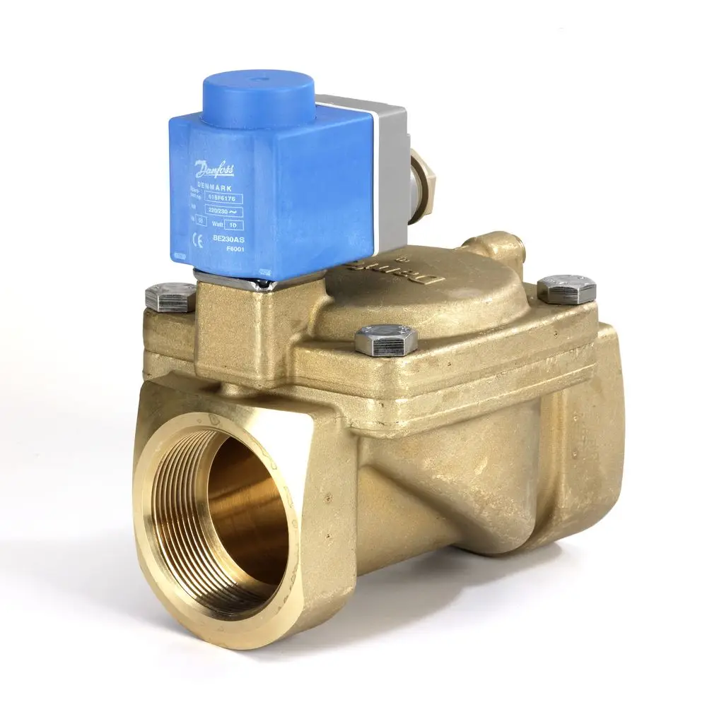 Magnetventil von Danfoss mit blauem Elektromagneten, geeignet für Flüssigkeitssteuerung, montiert auf einem bronzefarbenen Gehäuse mit Anschlussgewinden.