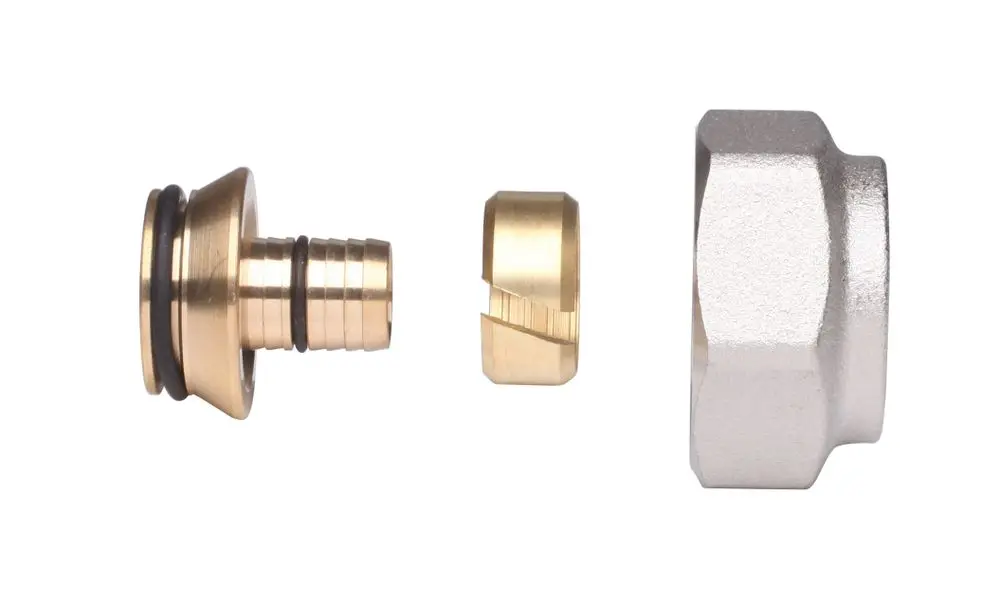 Drei separate Klemmverbinder aus Metall und Kunststoff für Rohrverbindungen, produziert von Danfoss, abgebildet auf hellem Hintergrund.