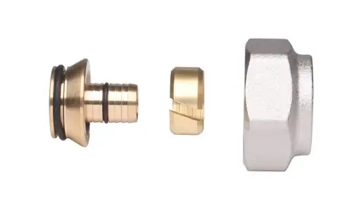 Drei separate Klemmverbinder aus Metall und Kunststoff für Rohrverbindungen, produziert von Danfoss, abgebildet auf hellem Hintergrund.