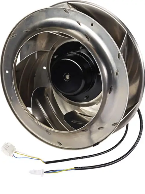 Lüfter mit Metallgehäuse und Motor, geeignet als Ersatzteil von Stiebel Eltron. Kabel mit Steckeranschluss sichtbar im Bild.
