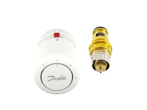 Thermostatkopf von Danfoss in Weiß mit Skala von 1 bis 5 sowie ein Ventileinsatz. Der Kopf hat eine rote Einstellmarkierung und eine runde Form.