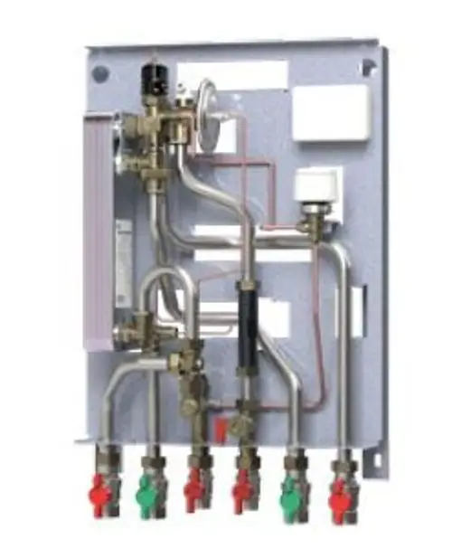 Montageplatte mit mehreren Ventilen und Rohrleitungen zur Regelung von Heizungs- oder Wassersystemen, hergestellt von Danfoss.