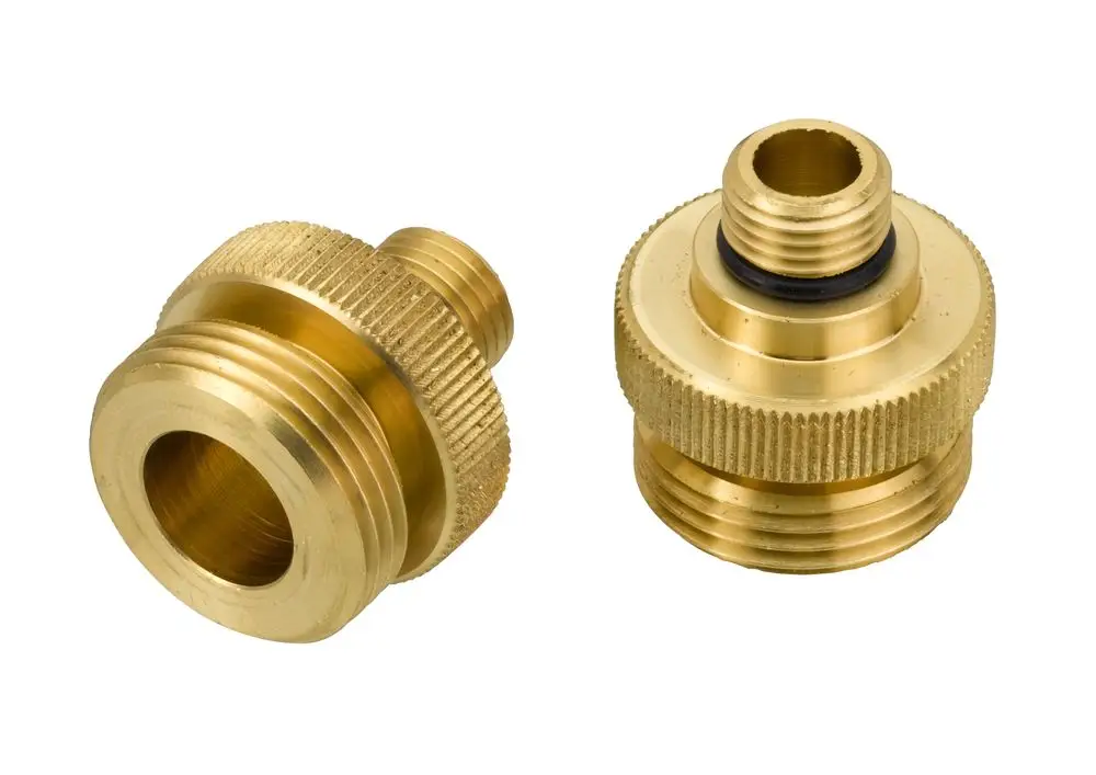 Zwei vernickelte Messing-Schlauchanschlüsse von Danfoss, einer mit Außengewinde und der andere mit Innengewinde, zur Verbindung von Schläuchen.