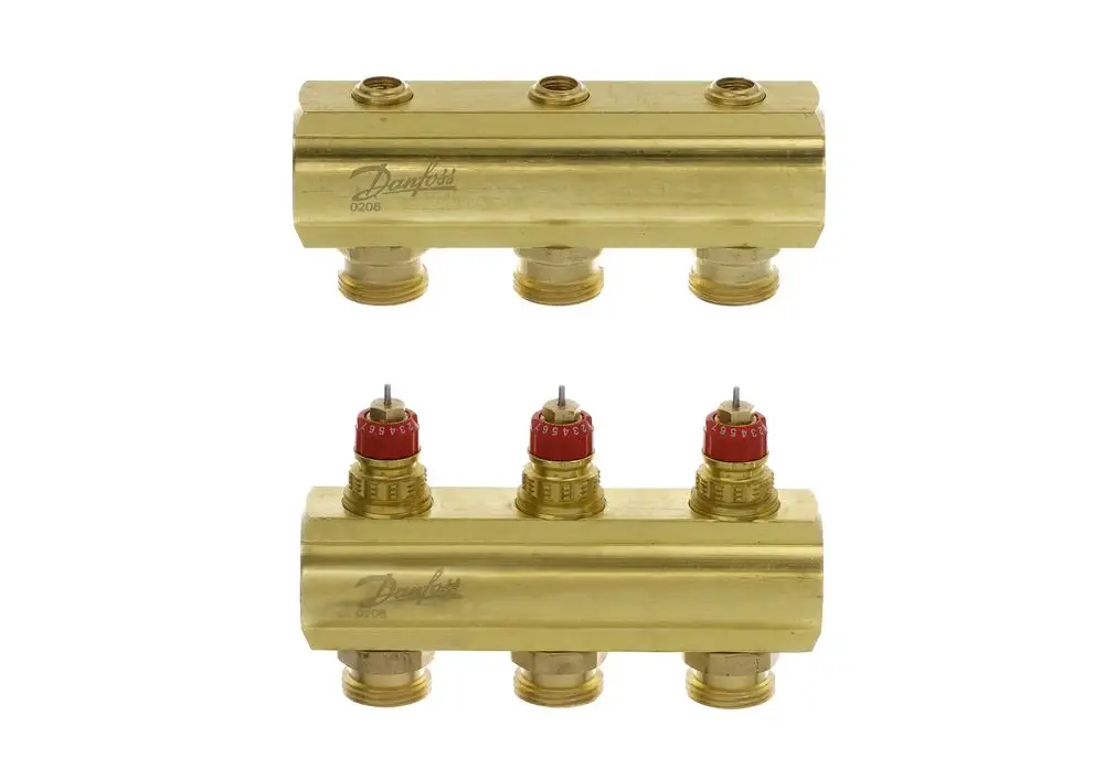 Danfoss Verteiler aus Messing mit drei Ausgängen. Oben ohne Durchflussanzeige, unten mit roten Ventilköpfen für die Regelung.