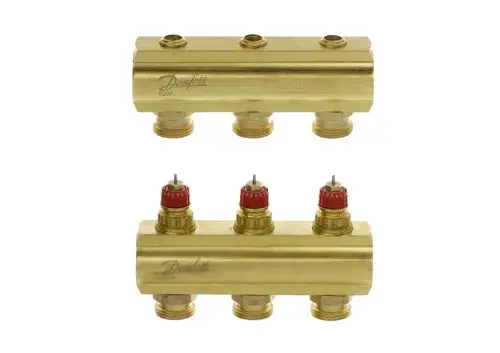 Danfoss Verteiler aus Messing mit drei Ausgängen. Oben ohne Durchflussanzeige, unten mit roten Ventilköpfen für die Regelung.