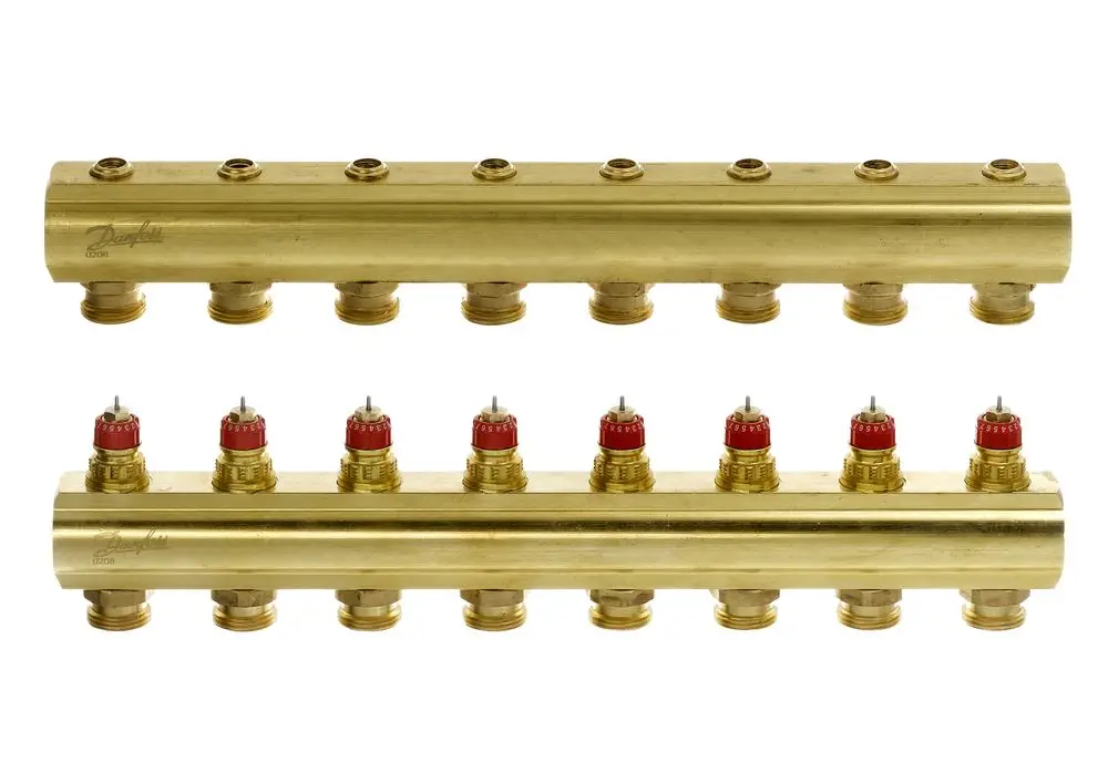 Danfoss Verteiler mit mehreren Anschlüssen, geformt aus Messing. Das Produkt zeigt mehrere Ventile zur Regelung des Wasserflusses in einem Heizsystem.