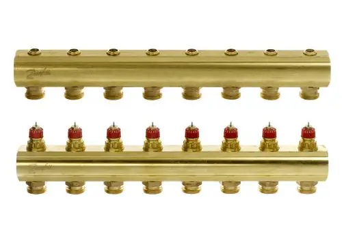 Danfoss Verteiler mit mehreren Anschlüssen, geformt aus Messing. Das Produkt zeigt mehrere Ventile zur Regelung des Wasserflusses in einem Heizsystem.