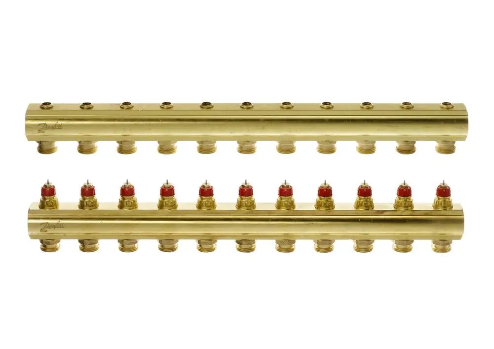 Danfoss FBH-Verteiler in Metalloptik mit mehreren Anschlüssen, verwendet zur Verteilung von Heizwasser in Fußbodenheizungsanlagen.