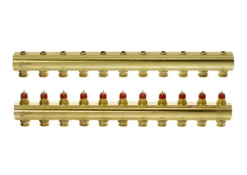 Danfoss FBH-Verteiler in Metalloptik mit mehreren Anschlüssen, verwendet zur Verteilung von Heizwasser in Fußbodenheizungsanlagen.