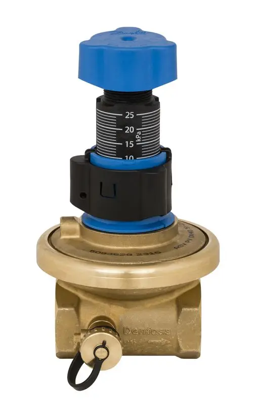 Vorrichtung von Danfoss zur Druckregulierung, ausgestattet mit einer einstellbaren Skala und einem blauen Einstellknopf, montiert auf einem Messanschluss.