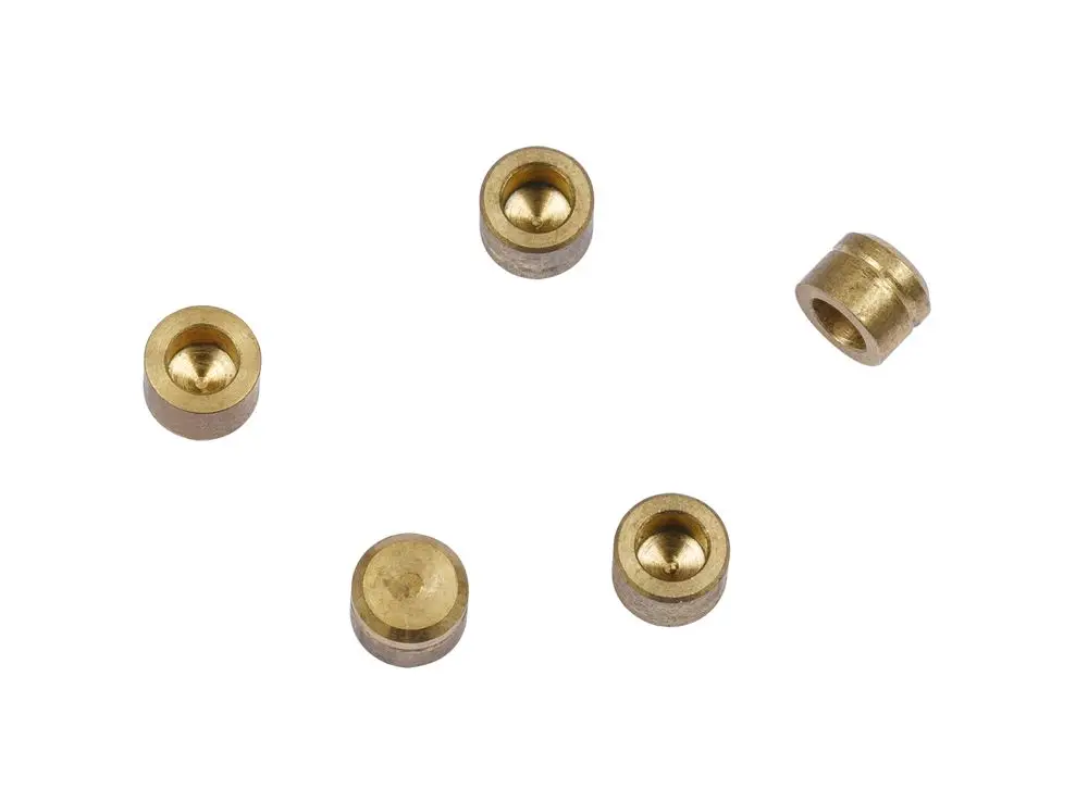 Fünf goldfarbene Metalladapter von Danfoss, rund und flach mit verschiedenen Innendurchmessern, auf hellem Hintergrund angeordnet.