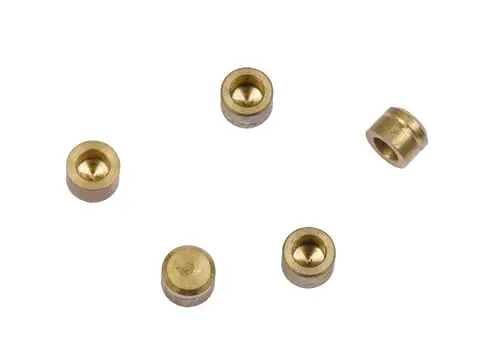 Fünf goldfarbene Metalladapter von Danfoss, rund und flach mit verschiedenen Innendurchmessern, auf hellem Hintergrund angeordnet.