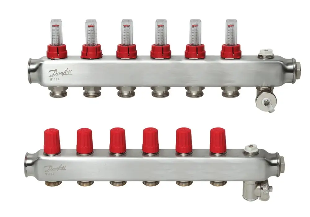 Danfoss Verteiler mit sechs Anschlussmöglichkeiten und Durchflussanzeigen, ausgestattet mit roten Ventilen zur Regulierung des Flusses in Heizsystemen.