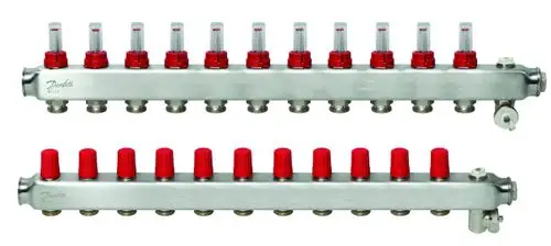 FBH-Verteiler von Danfoss mit mehreren Durchflussanzeigen, ausgestattet mit roten Regelknöpfen, zur Verteilung von Heizungswasser in verschiedenen Kreisen.