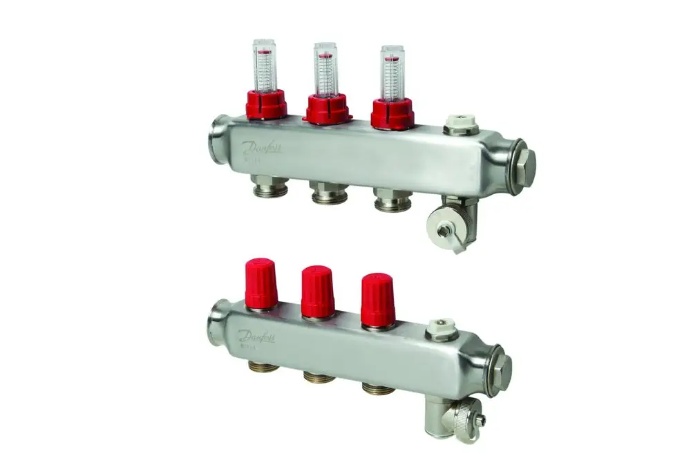 Danfoss FBH-Verteiler mit drei Durchflussanzeigen, Metallgehäuse und rotem Drehverschluss zur Regelung und Überwachung der Heizkreise.