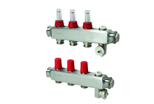Danfoss FBH-Verteiler mit drei Durchflussanzeigen, Metallgehäuse und rotem Drehverschluss zur Regelung und Überwachung der Heizkreise.