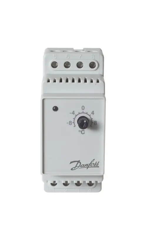 Elektronischer Danfoss-Thermostat in Weiß mit einem Regelbereich von -10 bis +10 °C. Drehregler zur Temperatureinstellung und Anschlussklemmen auf der Unterseite.