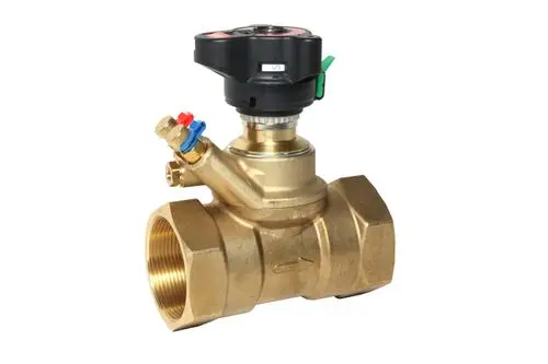 Danfoss Strangregulier- und Messventil mit einem metallischen Gehäuse, einem elektrischen Aktuator und Anschlüssen für die Installation in Rohrsystemen.
