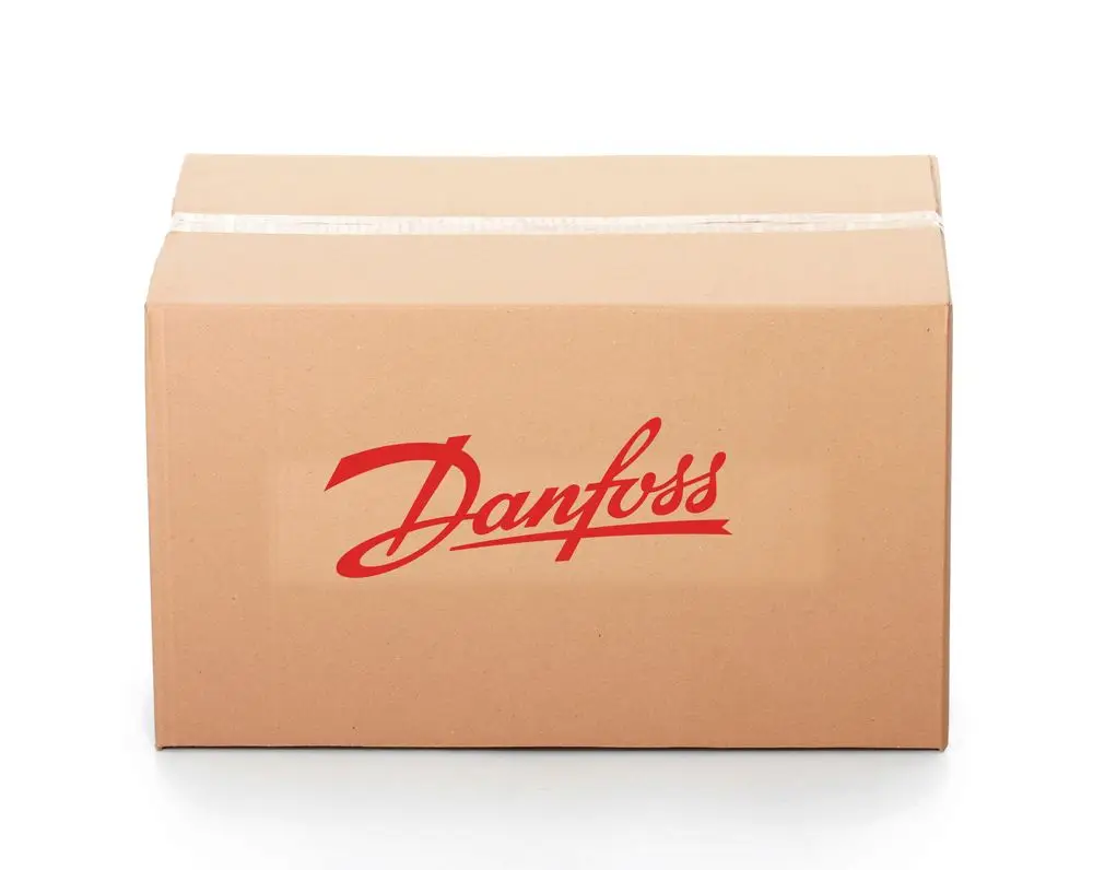Brauner Karton mit rotem Logo von Danfoss, verschlossen und aufrecht präsentiert.