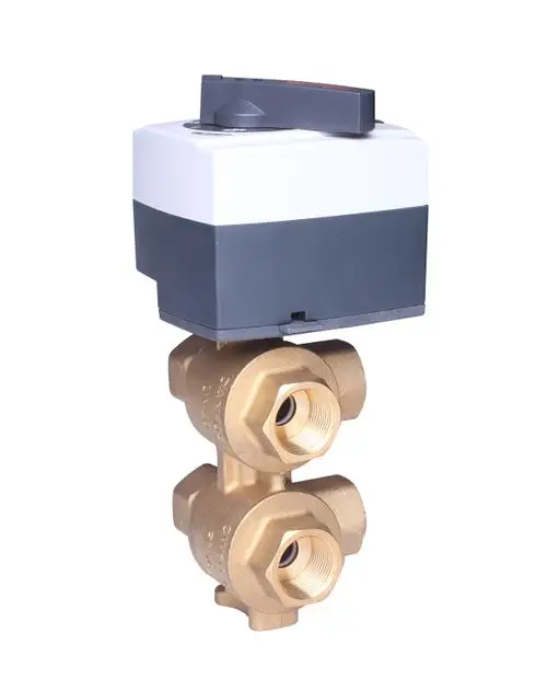 Hochgenauigkeits-Stellantrieb mit zwei Anschlussmöglichkeiten aus Messing und einem elektrischen Antriebsteil, hergestellt von Danfoss.