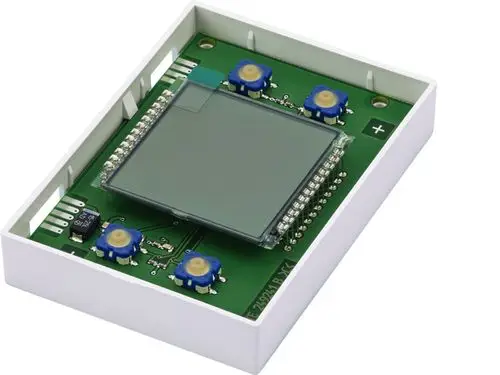 Geöffnete Steuerplatine von Stiebel Eltron mit LCD-Display und mehreren Tasten in weißem Gehäuse, geeignet für spezifische Heizungssteuerungen.