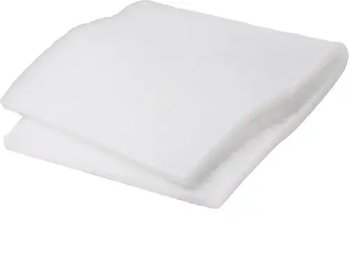 Filtermatte in Weiß, hergestellt von Stiebel Eltron, stapelbar und auf einer glatten Fläche platziert, mit aufgerollten Kanten und gleichmäßiger Oberfläche.