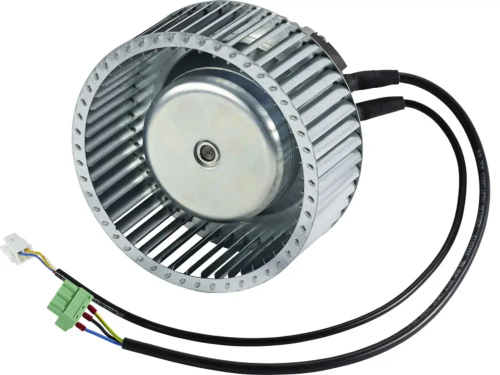 Ventilator von Stiebel Eltron mit offenem Gehäuse, Metalloberfläche und elektrischen Anschlusskabeln. Das Bauteil hat eine ringförmige Bauweise mit Lamellen.