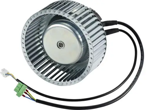 Ventilator von Stiebel Eltron mit offenem Gehäuse, Metalloberfläche und elektrischen Anschlusskabeln. Das Bauteil hat eine ringförmige Bauweise mit Lamellen.