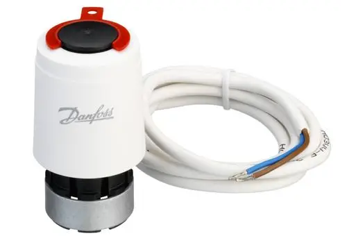 Danfoss Stellantrieb mit weißen Kunststoffgehäuse und elektrischen Anschlüssen, geeignet für die Montage an Heizsystemen mit entsprechendem Gehäuse.