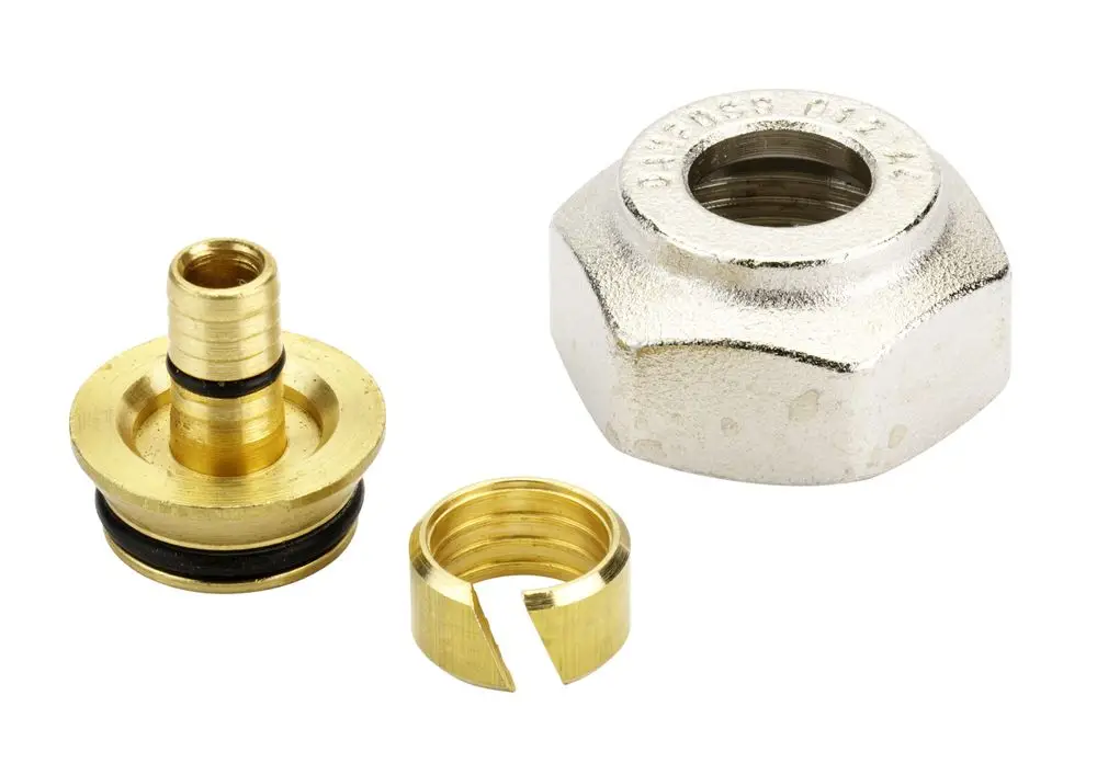 Drei Metallteile, darunter ein gewinderter Anschluss und ein Klemmverbinder, geeignet für Kunststoffrohre. Komponenten aus der Produktlinie von Danfoss.