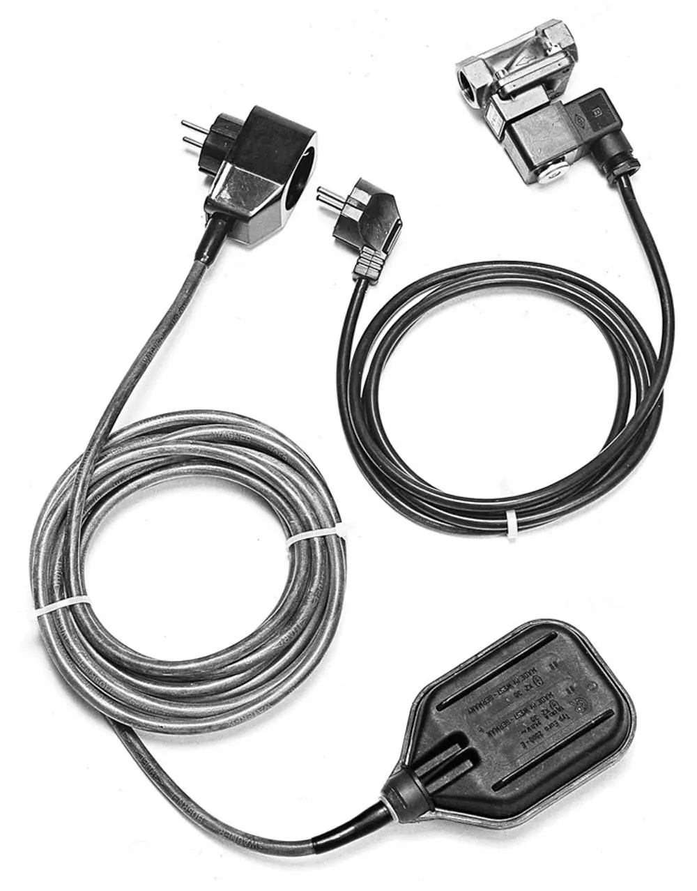 Elektro-Zubehör mit verschiedenen Anschlusskabeln und Steckern, geeignet für Wilo-Anwendungen, zur Verwendung in automatischen Vorbehälter-Bausätzen.